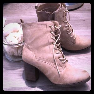 Lace up tan suede boots. great condition size 9